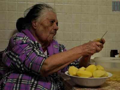 Qui conosciamo le sorelle Musto: Maria e Filomena, entrambe ultra 80enni. Maria � la pi� grande: mentre racconta pela una quantit� infinita di patate che si faranno fritte per i nipoti